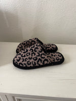 Load image into Gallery viewer, Soft Leopard Slippers (brown)
