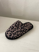 Load image into Gallery viewer, Soft Leopard Slippers (brown)

